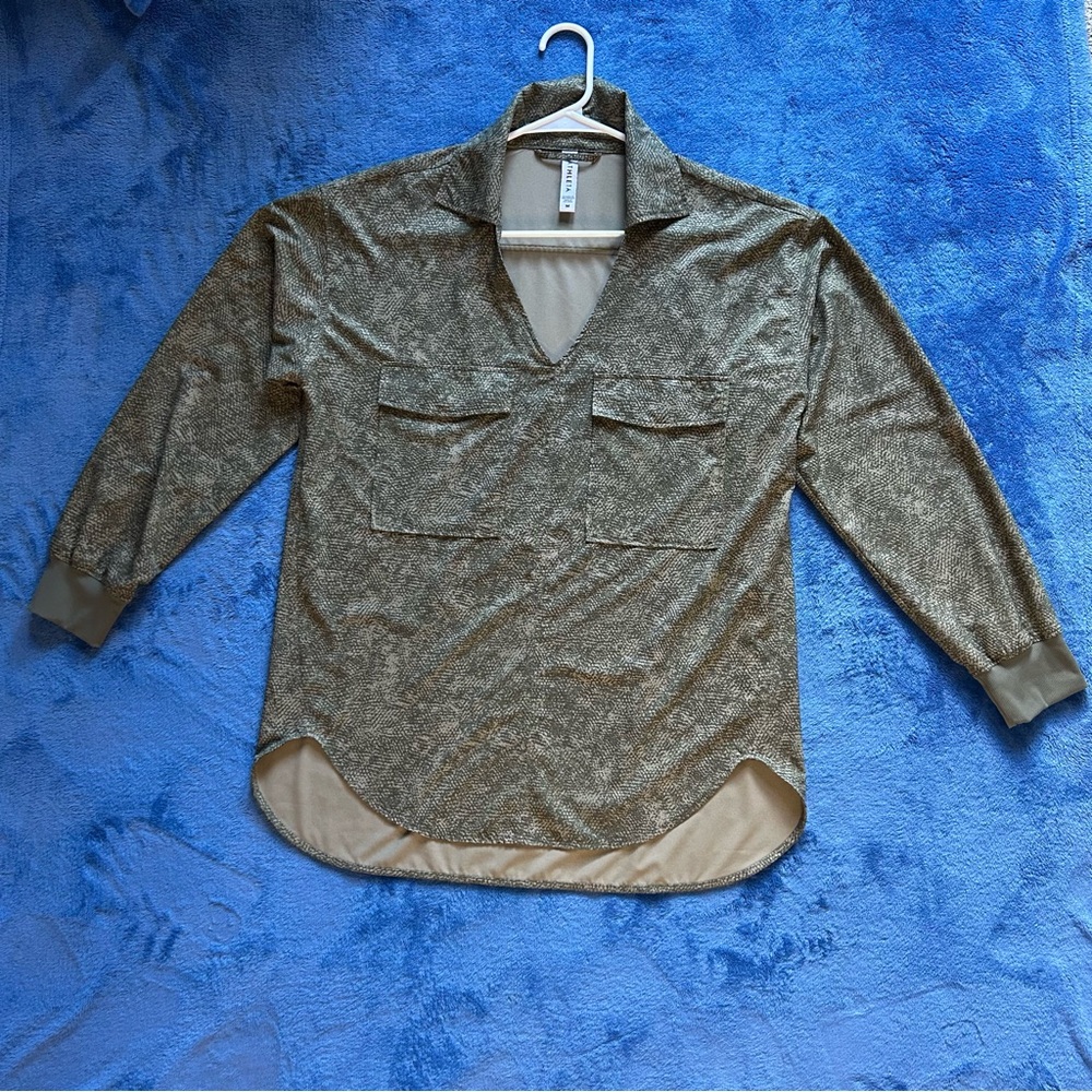 Athleta Zuma Top Womens Medium Green Printed Viper Shadow Olive Athleisure